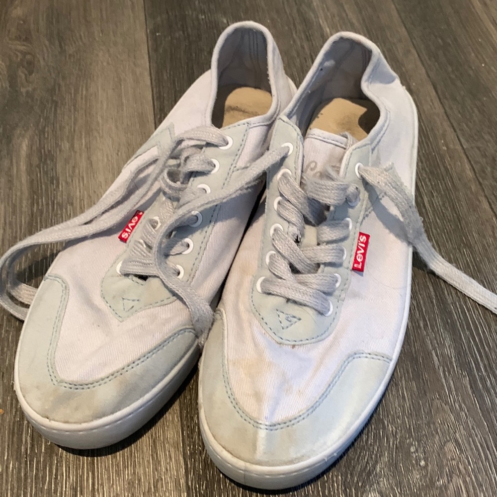 Levi’s sneakers size 8